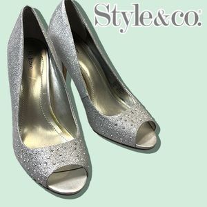 NWOT (return) Style&co Monaeesil peep toe 4 inch heal in silver. 👠💎 Size 6.5